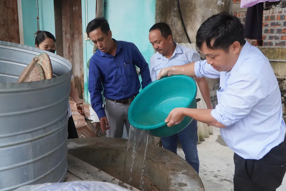 Khử trùng nguồn nước cho người dân bằng Cloramin B z6641110409235_47eebad69635389d7cbe202f39076f02.jpg
