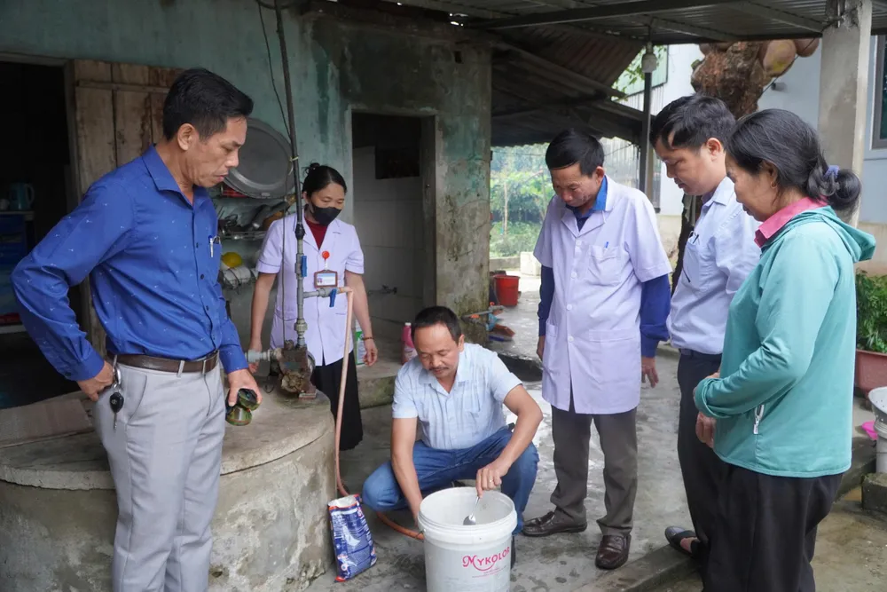 Hướng dẫn người dân khử trùng nguồn nước cho người dân bằng Cloramin B z6641110514485_e52c259425d0069d5efd176b069f8347.jpg