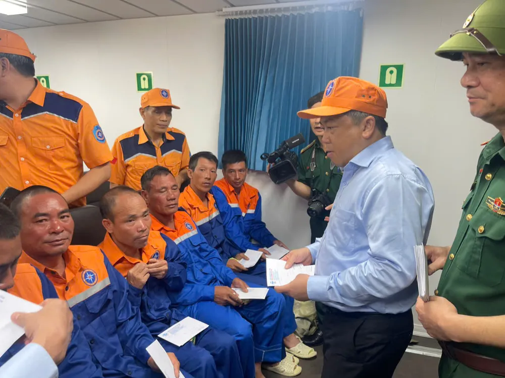 Lãnh đạo Cục Hàng hải và Đường thủy Việt Nam, Bộ đội Biên phòng tỉnh Hà Tĩnh hỏi thăm tình hình sức khỏe và trao quà hỗ trợ các thuyền viên tàu Công Thành 07 z6641255419277_59cd72164d0bb2896fc9bc8f76407f04.jpg