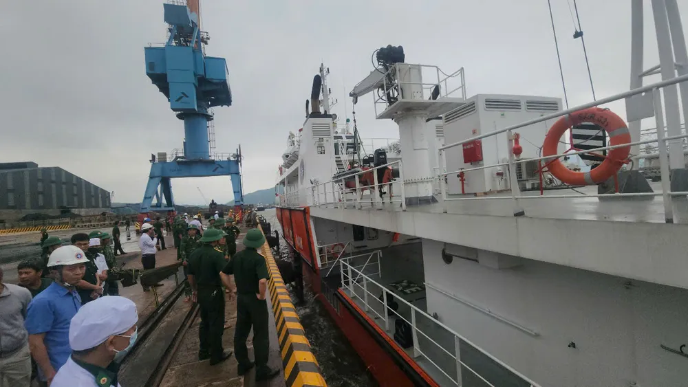Chiều 26-5, tàu cứu hộ SAR 631 chở các thuyền viên vào cảng Vũng Áng an toàn z6641672639693_9b155d246d08368e5dece0d9d0e85559.jpg
