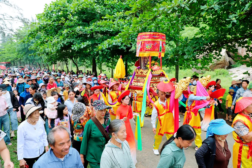 Người dân tham gia đoàn rước IMG_1791.JPG