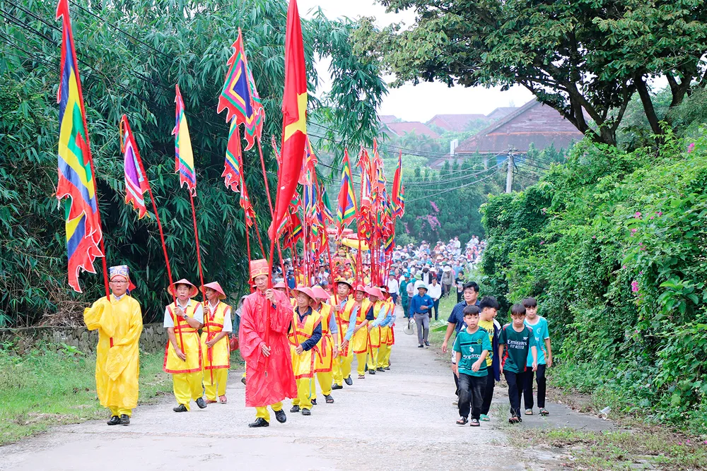 Người dân tham gia đoàn rước trên đường bộ IMG_1821.JPG