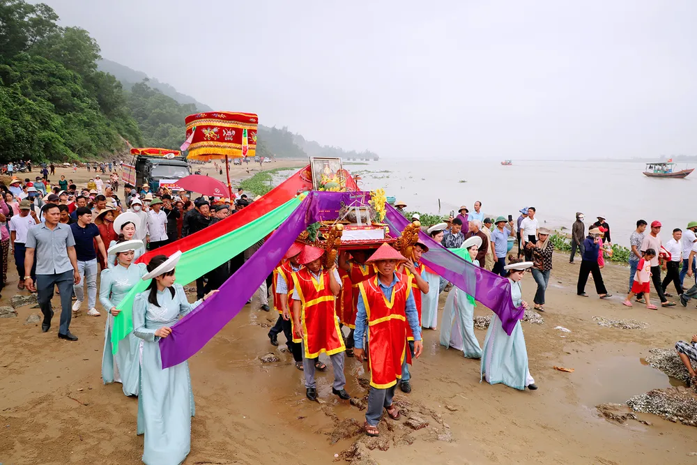 Người dân tham gia đoàn rước dọc ven biển IMG_1883.JPG