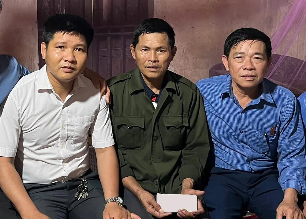 Ông Đặng Hữu Oanh tiếp nhận số tiền 20 triệu đồng của bạn đọc Báo SGGP hỗ trợ 