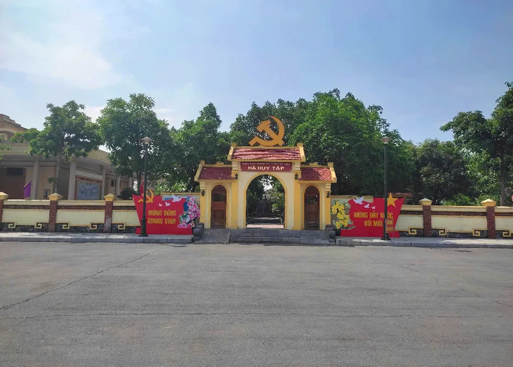 Khu lưu niệm Tổng Bí thư Hà Huy Tập (ở xã Cẩm Hưng, huyện Cẩm Xuyên, tỉnh Hà Tĩnh)