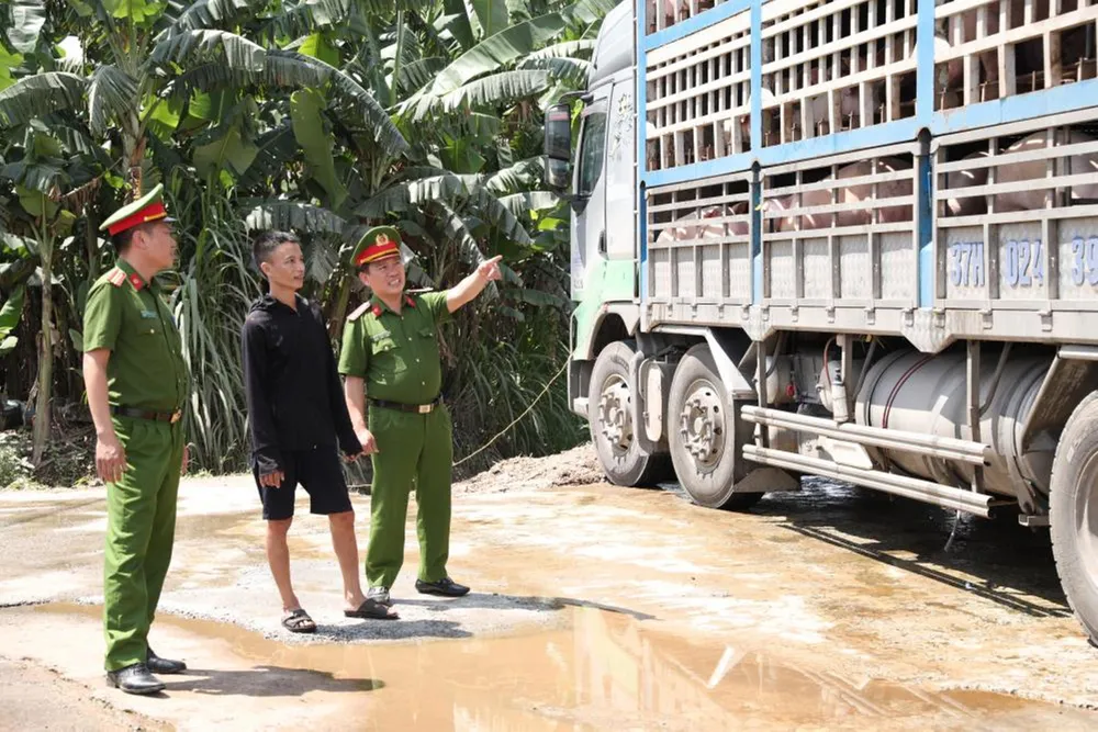 Lực lượng chức năng tiến hành kiểm tra, làm việc với lái xe 68395f18f112d.jpg