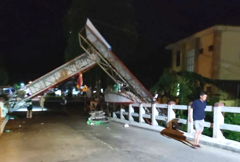 Hiện trường xe tải làm đổ sập cổng chào z6659586615981_eeae6abdc94c69864f69fdb8ce6574d4.jpg