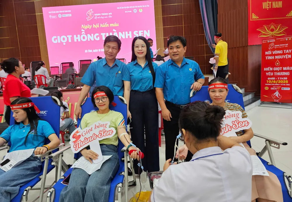 Các tình nguyện viên tham gia hiến máu z6690893587450_43b6e295c677d6e0612939b0ad867a75.jpg