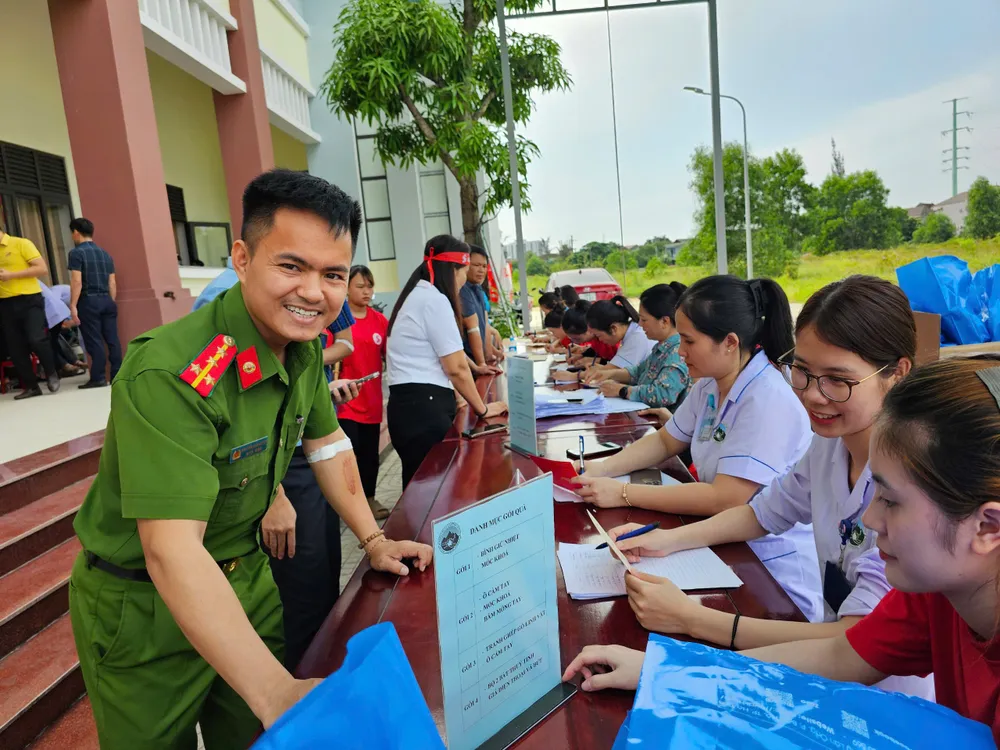Các tình nguyện viên tham gia hiến máu z6690894344646_de2fff255bb411fddfd5d9ab998d11d6.jpg