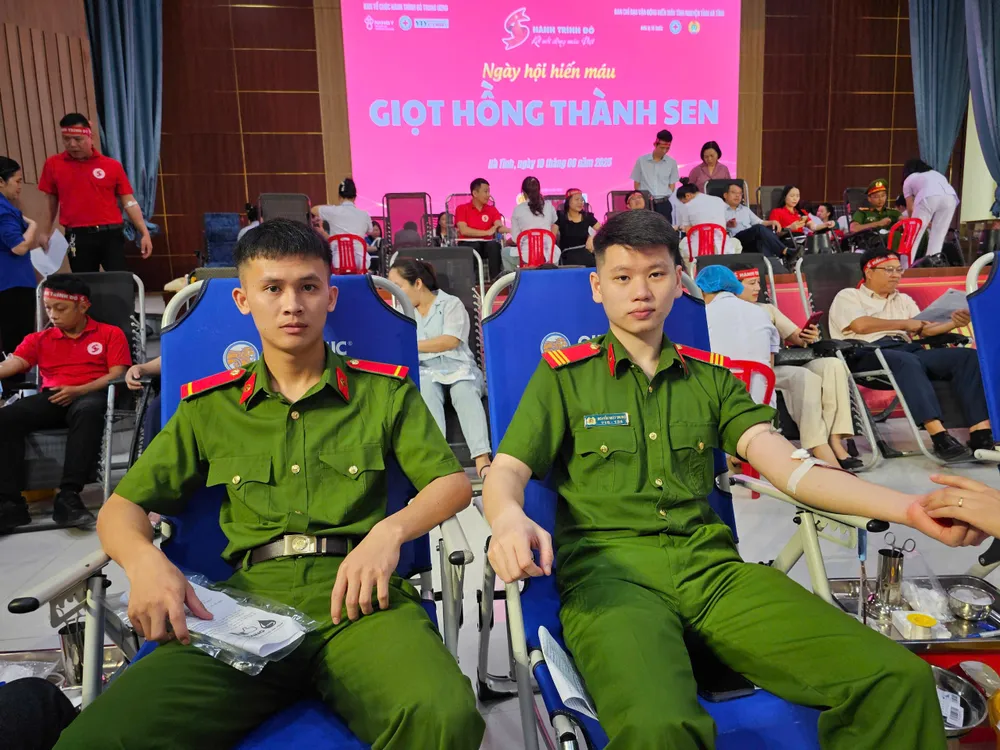 Các tình nguyện viên tham gia hiến máu z6690894361256_8768ae5657154bc9d8408710ccdca542.jpg