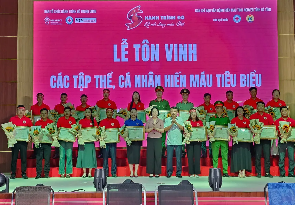 Các tập thể và cá nhân tiêu biểu được trao tặng Bằng khen của Chủ tịch UBND tỉnh Hà Tĩnh trong phong trào hiến máu tình nguyện z6690894432405_760d476e2d5f7edfa22c71da690de90a.jpg