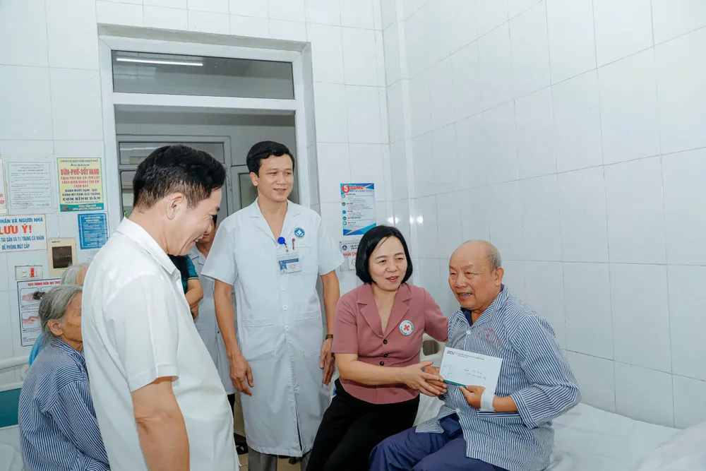 Các đại biểu trao quà cho bệnh nhân hoàn cảnh khó khăn z6690894848001_37cd91f222ccbb0c65ec0e35a28dce5a.jpg