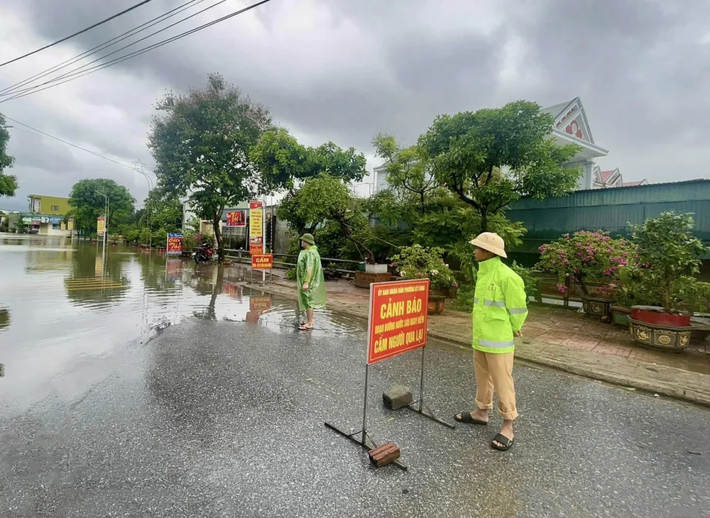 Lực lượng chức năng trực chốt tại tuyến đường bị ngập nước sâu ở phường Kỳ Long 505474979_750428524311039_3507788898684488836_n.jpg