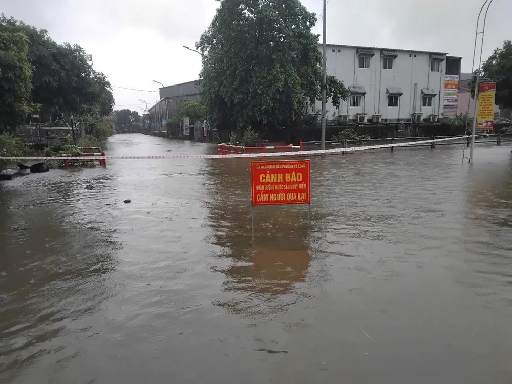 Một số tuyến đường bị ngập nước ở phường Kỳ Long 506406074_1410619647187522_3396698330457456312_n.jpg