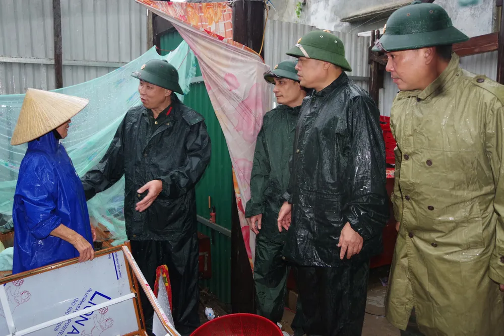 Lãnh đạo Bộ Chỉ huy Quân sự tỉnh Hà Tĩnh thăm hỏi, động viên người dân bị thiệt hại do lốc xoáy aaa.jpg