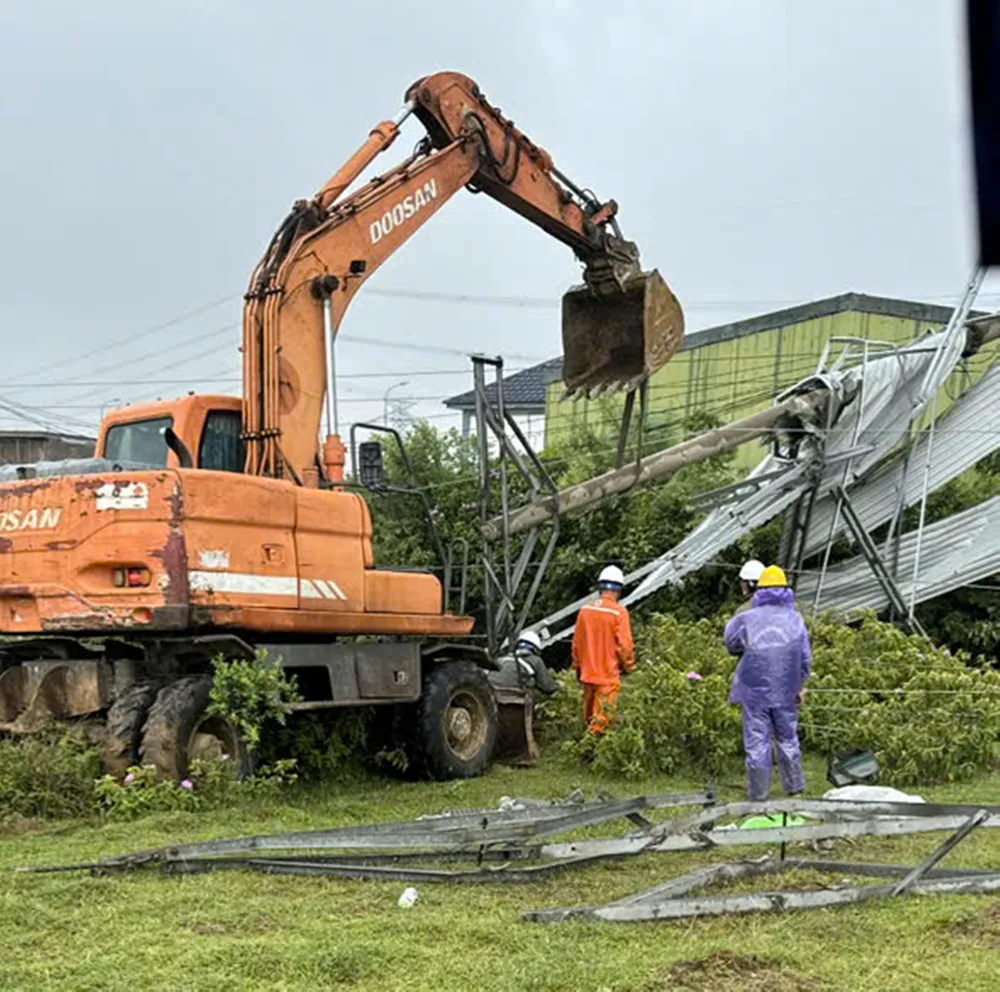 Công ty Điện lực Hà Tĩnh đang nỗ lực khắc phục sự cố để sớm tái cấp điện cho khách hàng aggg.jpg