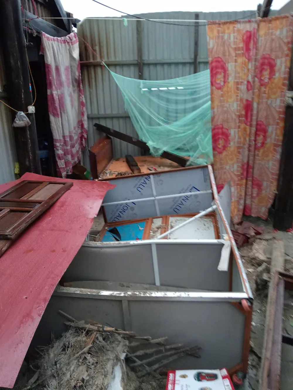Lốc xoáy làm nhà dân ở thôn Trung Tiến bị thiệt hại nặng z6699688587296_a987a038020bdb49ff61f7200603e339.jpg
