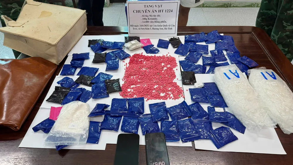 Các tang vật liên quan z6749623348196_0cd293cf7335afcf63aa8c64f7450826.jpg