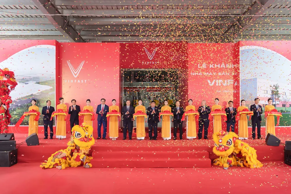 Các đại biểu cắt băng khánh thành nhà máy sản xuất ô tô điện VinFast Hà Tĩnh.jpeg