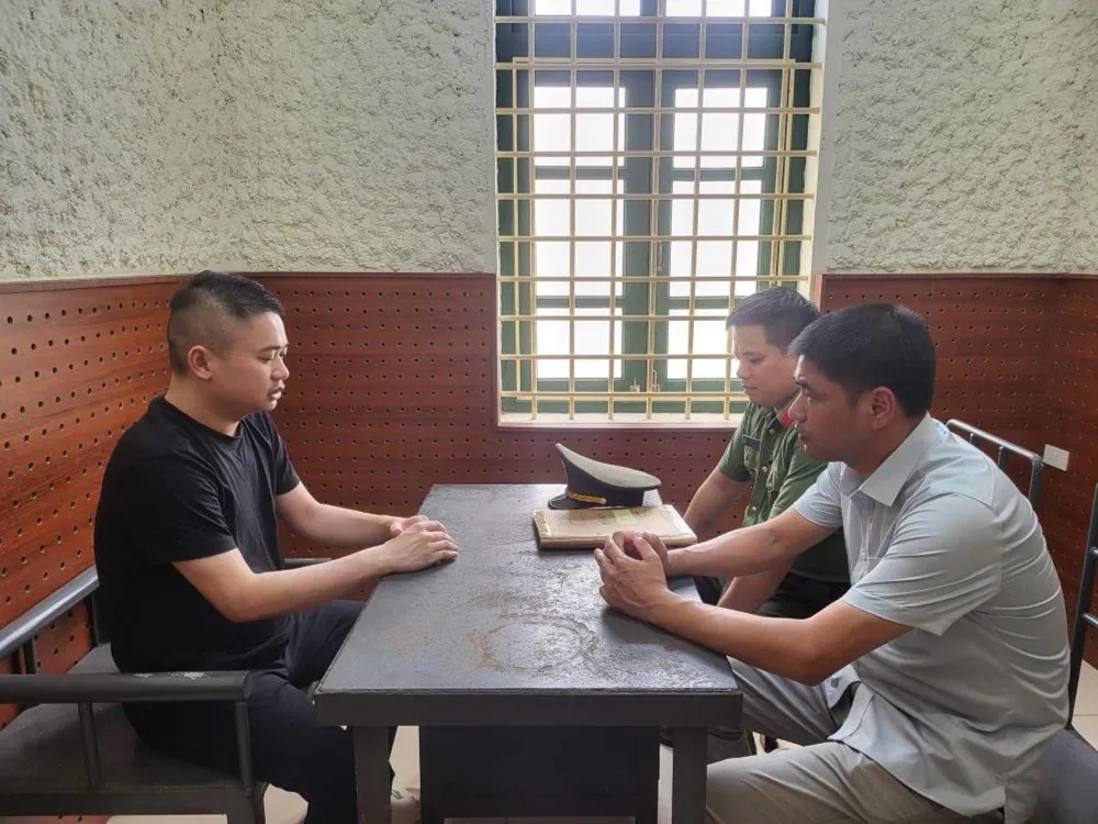 Cơ quan An ninh điều tra làm việc với Trần Tiến Đạt. Ảnh: Công an Hà Tĩnh 6863866468613.jpeg