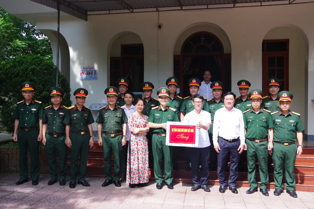 Trao tặng quà các đơn vị quản lý khu di tích 1000017864.jpg