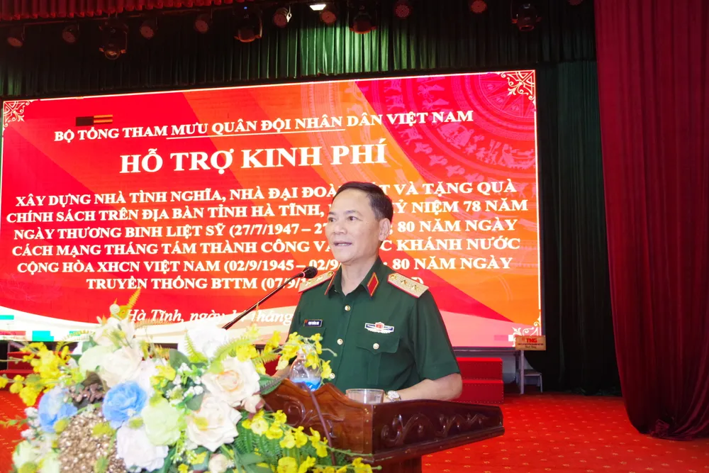 Trung tướng Phạm Trường Sơn phát biểu tại buổi trao quà 1000017871.jpg