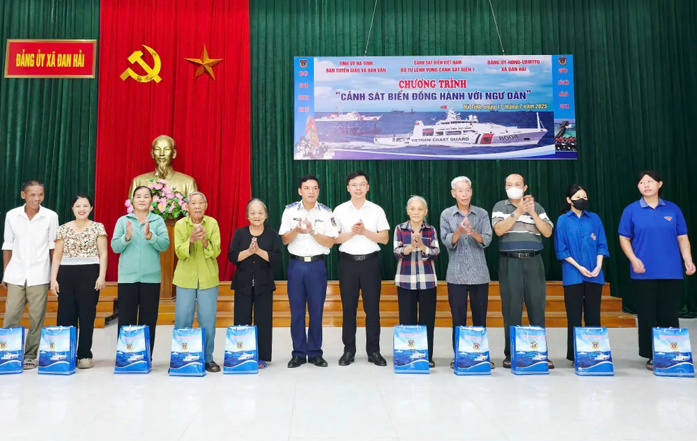 Đại diện Hải đội 102 cùng lãnh đạo địa phương trao quà tặng các gia đình chính sách, hộ nghèo 3.jpg