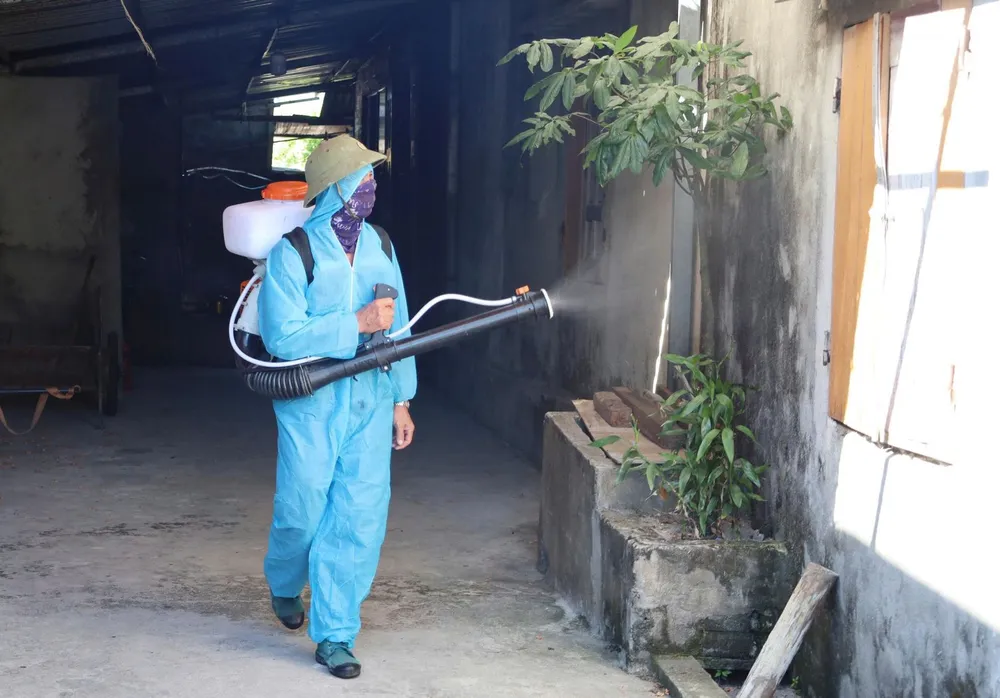 Phun thuốc diệt muỗi trưởng thành cho các hộ dân trong bán kính 200m kể từ nhà bệnh nhân