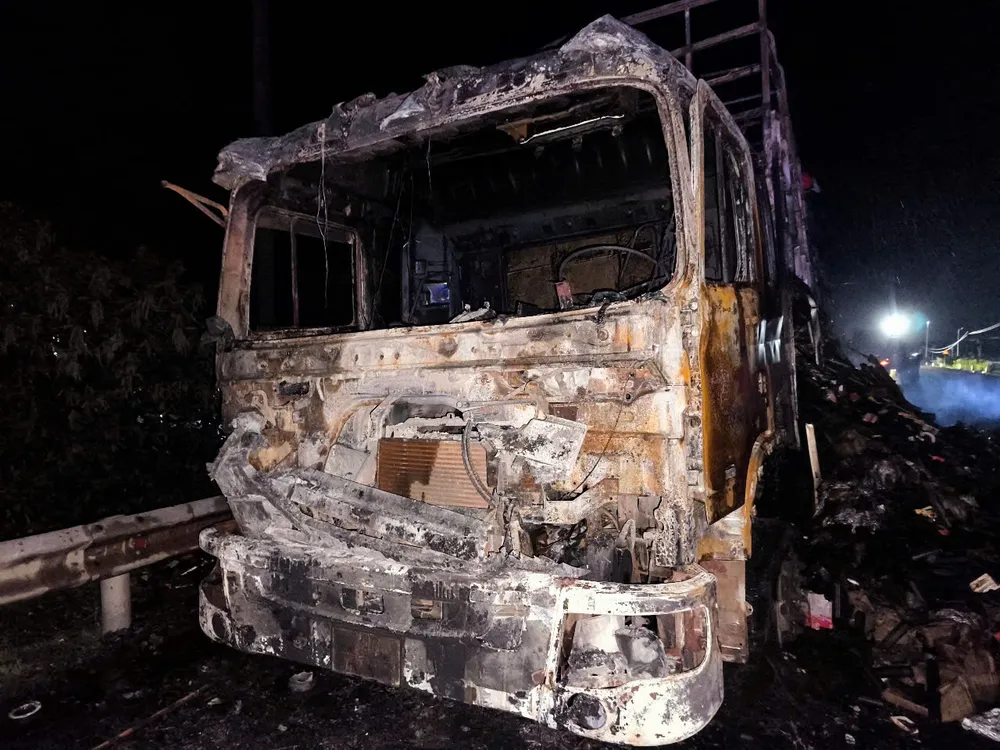 Chiếc xe bị ngọn lửa thiêu rụi z6816160121378_21f743b2770e8942ebd9aaf9992cec55.jpg