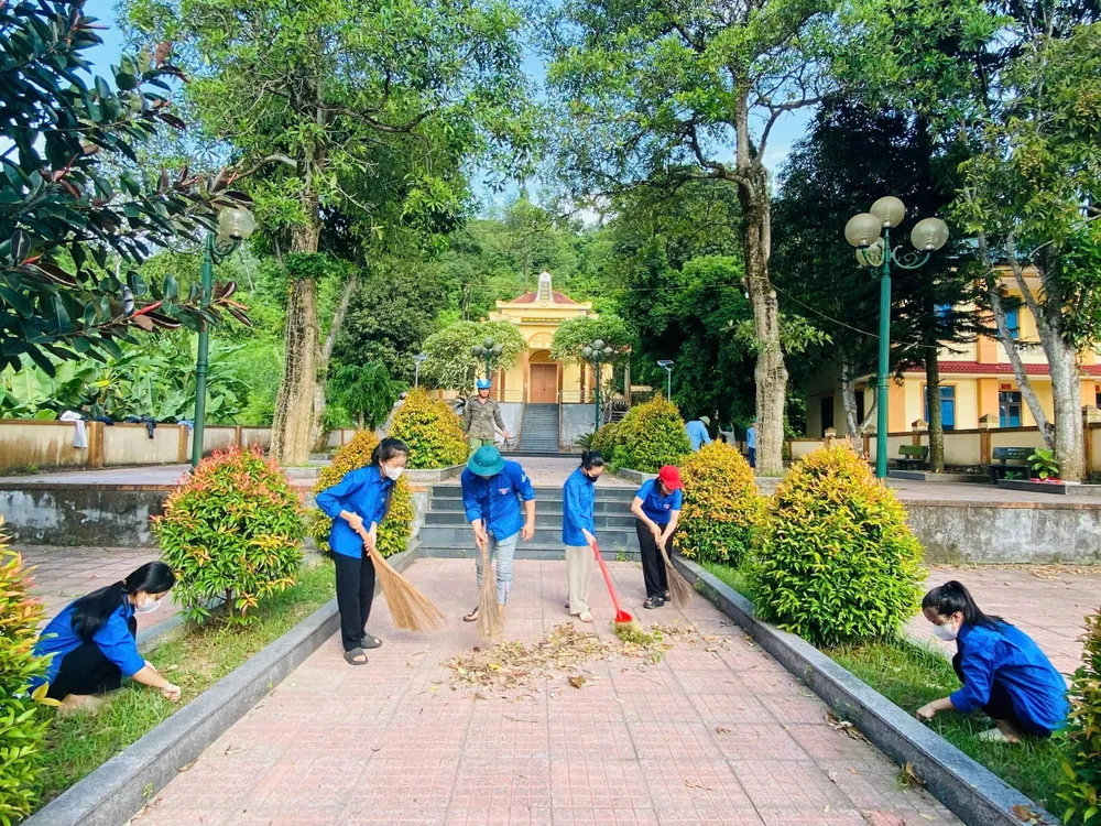 Chỉnh trang, dọn dẹp vệ sinh tại các khu di tích, đền tưởng niệm... z6808771385609_42afe7ef745ba0900ed6b9be78d0d2f2.jpg