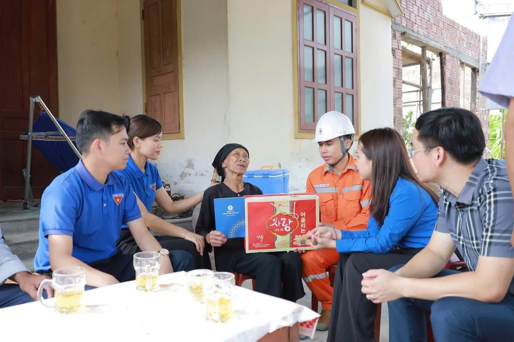 Tuổi trẻ Hà Tĩnh động viên, tặng quà tri ân các gia đình chính sách z6819252201604_58a1e565aa6012baac3d4f8c1d92975e.jpg