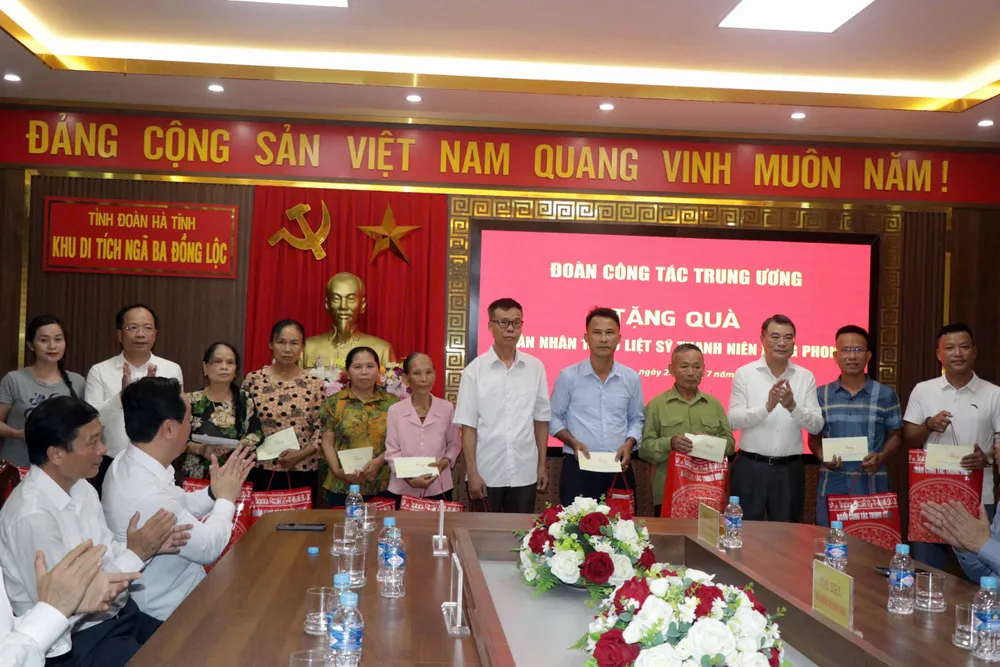 Comrade Le Minh Hung presented gifts to the families of 10 female youth volunteer martyrs who died at Dong Loc T-junction. 1000018783.jpg