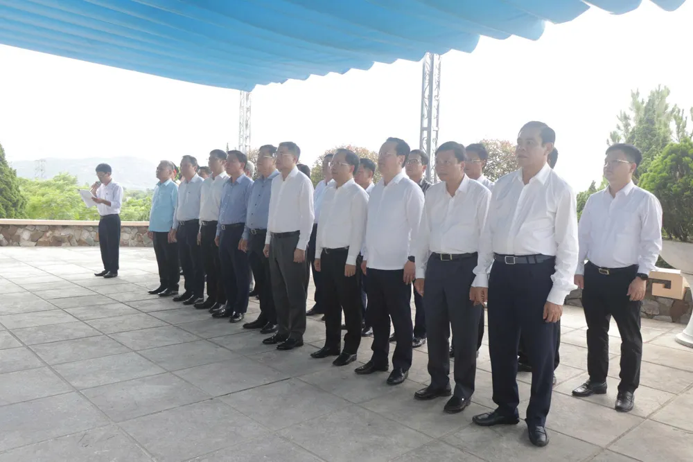 Comrade Le Minh Hung and members of the delegation offered incense at the relic site of late General Secretary Tran Phu. 1000018784.jpg