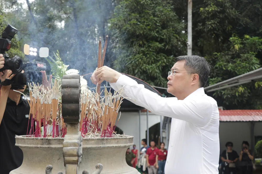 Comrade Le Minh Hung offers incense at the special national historical site of Dong Loc T-junction. 1000018785.jpg