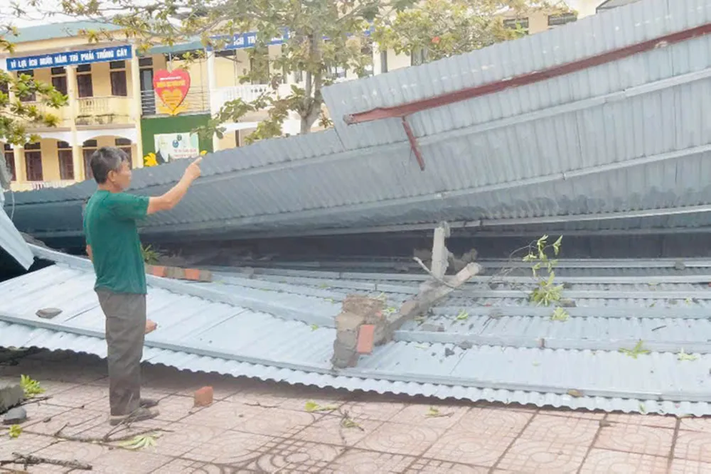 Trận lốc khiến dãy nhà Trường THCS Hải Thượng Lãn Ông bị tốc mái aqqqa.jpg