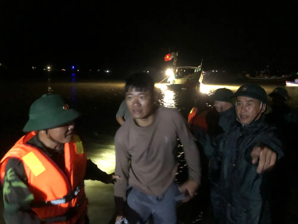 Lực lượng chức năng cứu hộ đưa các du khách vào bờ an toàn z6822367059912_5256d347d24d7a5d93c4c82063cd33b1.jpg
