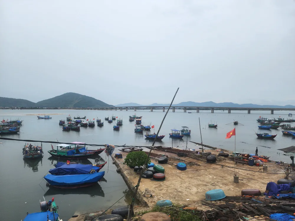 Ngư dân ven biển Hà Tĩnh đưa tàu thuyền vào bờ tránh trú 20250721_114209.jpg