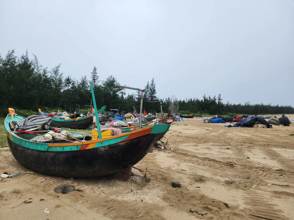 Ngư dân các xã ven biển tỉnh Hà Tĩnh đã kéo tàu thuyền lên bờ để tránh trú bão 20250721_124155.jpg