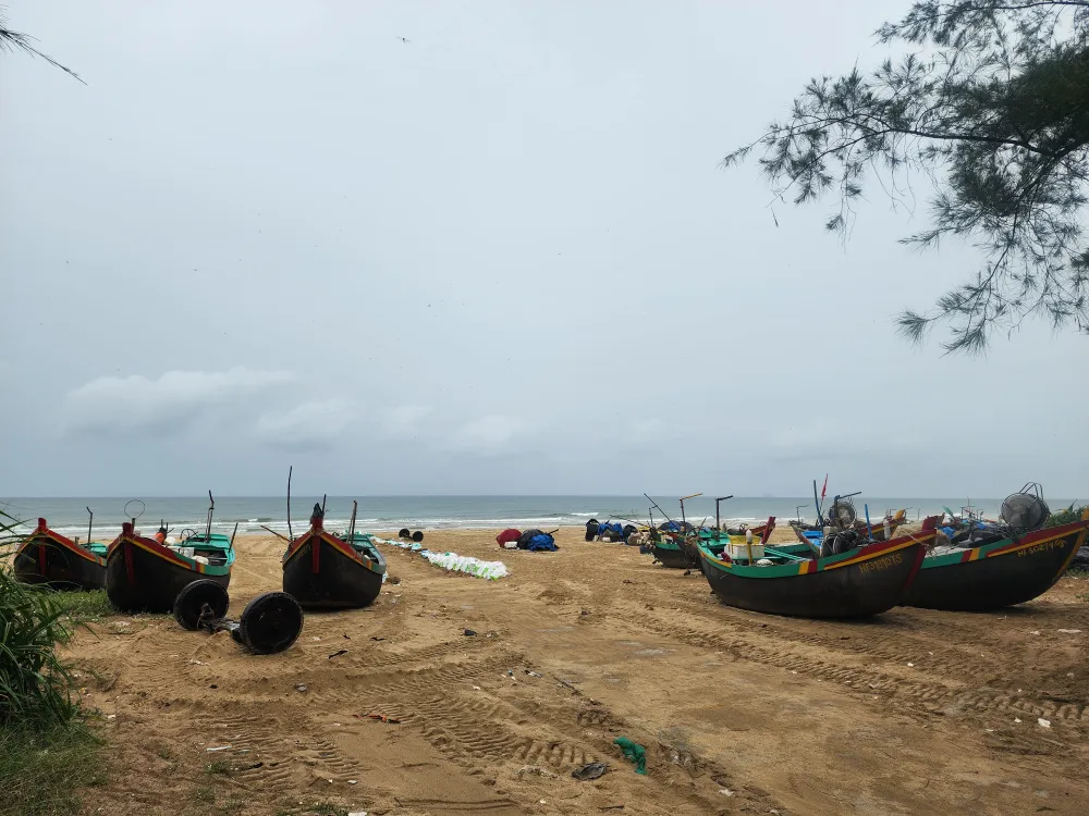 Ngư dân các xã ven biển tỉnh Hà Tĩnh đã kéo tàu thuyền lên bờ để tránh trú bão 20250721_124754.jpg