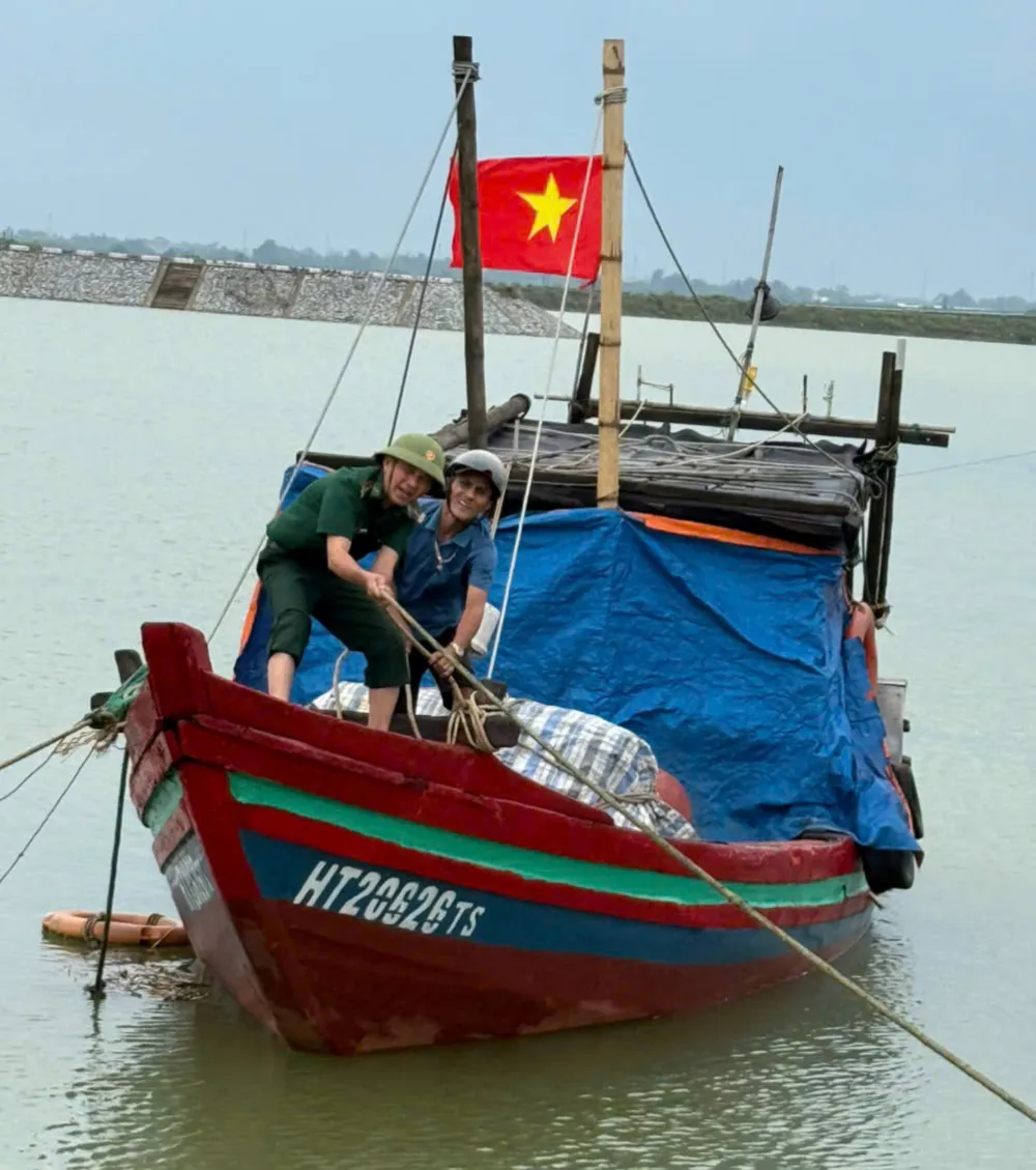 Lực lượng Đồn Biên phòng Lạch Kèn hỗ trợ ngư dân neo đậu tàu thuyền tại cảng cá Xuân Hội, Hà Tĩnh z6825197513201_8d92dd515bcd879ea47fa6bf494ddd23.jpg