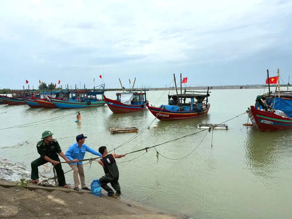 Lực lượng Bộ đội Biên phòng tỉnh Hà Tĩnh hỗ trợ ngư dân neo đậu tàu thuyền tại cảng cá Xuân Hội z6825197520678_af17dfd6271285bc6d794d0761a05648.jpg