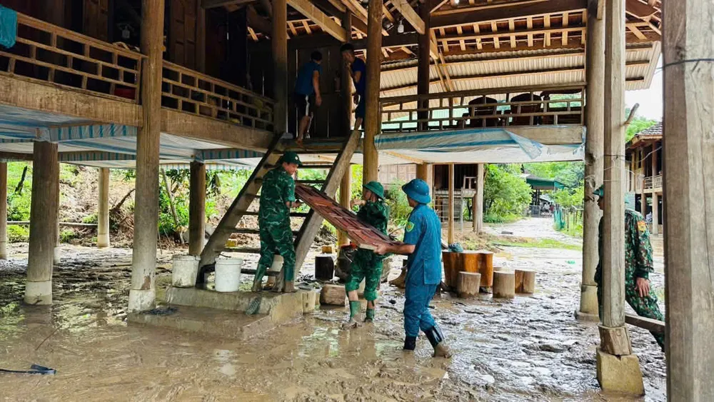 Lực lượng chức năng giúp dân khắc phục hậu quả mưa lũ ở xã vùng cao tỉnh Nghệ An aaa.jpg