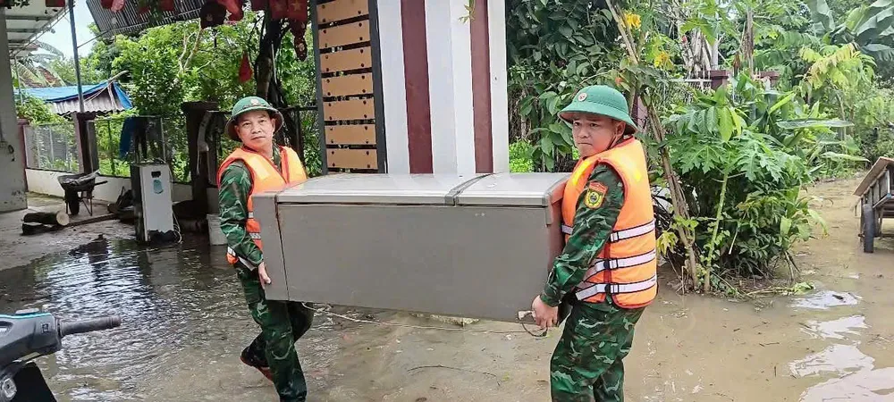 Cán bộ chiến sĩ Đồn Biên phòng Châu Khê, tỉnh Nghệ An hỗ trợ nhân dân địa phương bị ngập lụt di chuyển tài sản đến nơi an toàn; đồng thời tổ chức lực lượng ứng trực tại các điểm ngập sâu… adđ.jpg