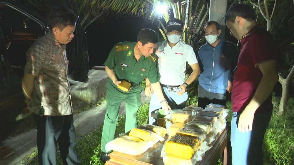 Lãnh đạo Bộ đội Biên phòng tỉnh Hà Tĩnh kiểm tra tang vật tại hiện trường ảnh 1.png