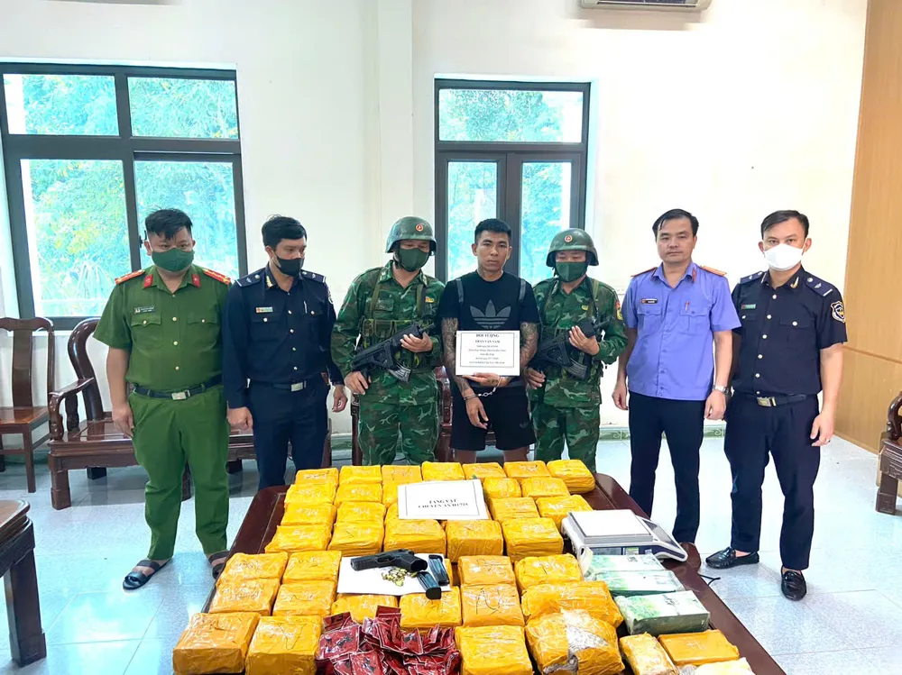 Lực lượng chức năng bắt giữ đối tượng Trần Văn Nam cùng tang vật ảnh 6.jpg