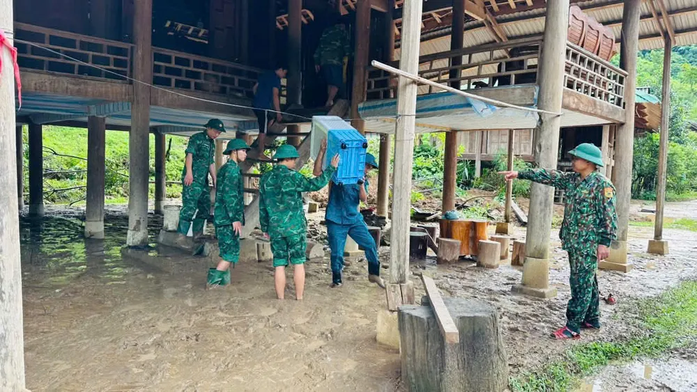 Lực lượng Bộ đội Biên phòng tỉnh Nghệ An giúp dân khắc phục hậu quả mưa lũ dđa.jpg