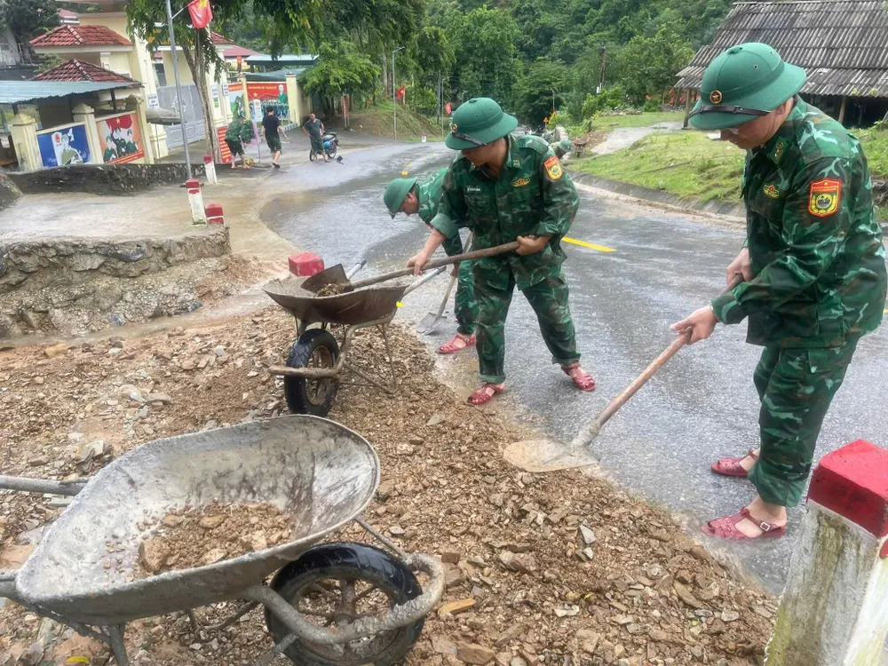 Lực lượng Bộ đội Biên phòng tỉnh Nghệ An dọn dẹp bùn đất, khắc phục thiên tai z6832987694243_eee8ed09050cc18be4468cb3ebafb15e.jpg