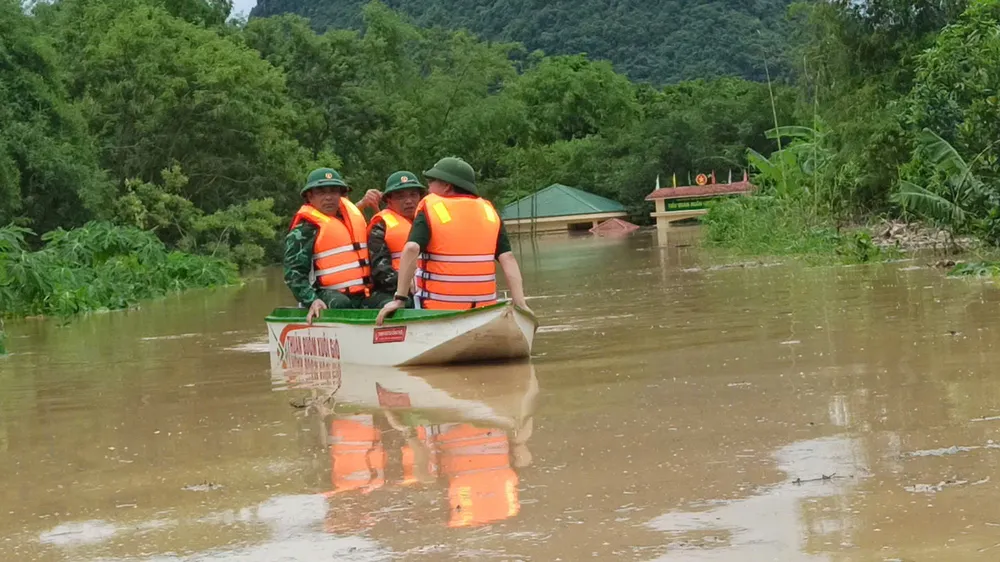 Sáng 23-7, nhằm chủ động ứng phó và khắc phục hậu quả do mưa lũ gây ra, lãnh đạo Quân khu 4 đã trực tiếp kiểm tra thực địa tại Tiểu đoàn Huấn luyện - Cơ động, Đồn Biên phòng Phúc Sơn (BĐBP Nghệ An) và một số địa bàn bị ảnh hưởng tại các xã Con Cuông, Anh Sơn, tỉnh Nghệ An z6833158830222_ee1243941995262d1871436fd0dd8ef2.jpg