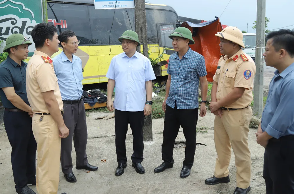 Phó Chủ tịch chuyên trách Ủy ban ATGT Quốc gia Lê Kim Thành cùng đoàn kiểm tra hiện trường vụ TNGT