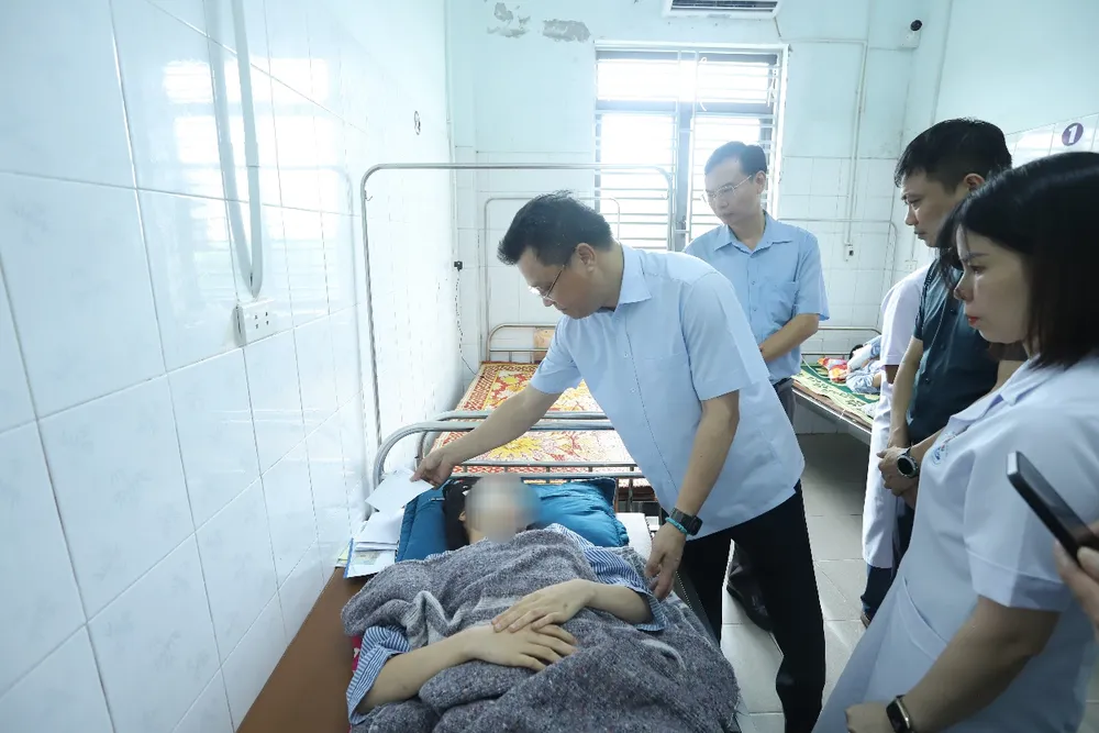 Phó Chủ tịch chuyên trách Ủy ban ATGT Quốc gia Lê Kim Thành và đoàn công tác đến Bệnh viện Đa khoa thị xã Kỳ Anh thăm hỏi, hỗ trợ nạn nhân 1000020256.jpg